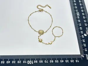 Vista dettagliata del bracciale anello sole luna in acciaio dorato con misurazione