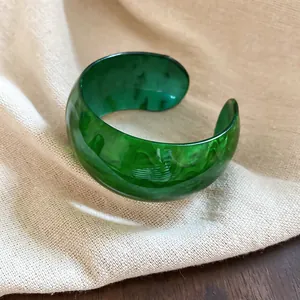 Bracelet jonc en acrylique marbré vert à la mode avec un design ondulé pour femmes