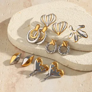 Detalle macro de un conjunto de joyas bicolores en acero inoxidable chapado en oro 18K.