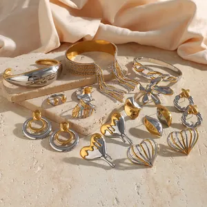 Vista detallada de un conjunto de joyas de lujo bicolor en acero inoxidable chapado en oro de 18K