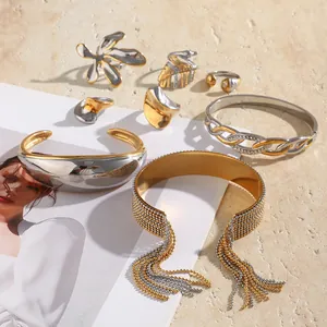 Vista detallada de un conjunto de joyas de acero inoxidable bicolor chapado en oro