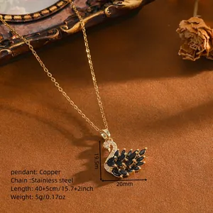 Dettaglio dell'elegante collana con pendente a cigno nero con dimensioni e materiali