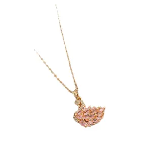 Elegante collana con ciondolo a cigno con cristalli rosa e placcatura in oro rosa.