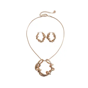 Parure de bijoux en or rose de style occidental avec collier et boucles d'oreilles torsadés