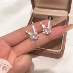 Elegantes pendientes de conejo de circón brillante con piedra central de corazón para mujer
