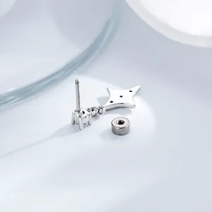 Pendiente piercing de estrella en acero de titanio con cierre de rosca para cartílago