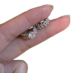 Zilveren tarwe oorklem met ronde fonkelende steen voor onpierced oren