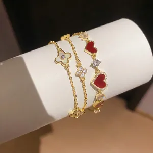 Elegante 14k vergoldete Armbänder mit Zirkonia und Perlmutt Glücksblumen Anhängern