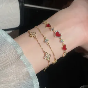 Nahaufnahme von 14k vergoldeten Armbändern mit Zirkonia-Blumen und Perlmutt