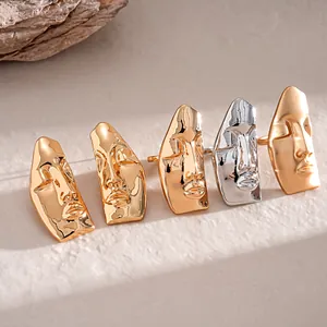 Orecchini maschera astratta artistica con finitura metallica lucida oro e argento