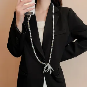 Lanière de téléphone bandoulière élégante en perles et cristaux irisés avec un nœud.