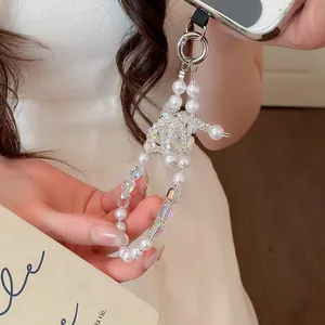 Détail d'une élégante chaîne de téléphone longue avec perles blanches et cristaux