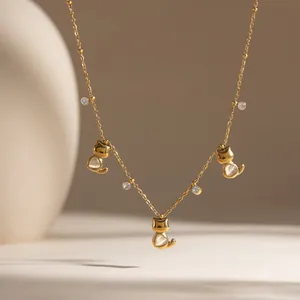 Detailweergave van 18K vergulde ketting met schattige kattenbedeltjes en steentjes