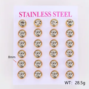 Dettaglio di 12 paia di orecchini a lobo in acciaio inossidabile e zirconi da 8mm su carta.