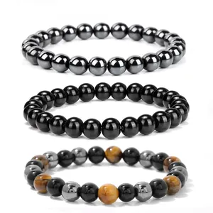 Dettaglio di un set di tre braccialetti di perline con occhio di tigre ed ematite