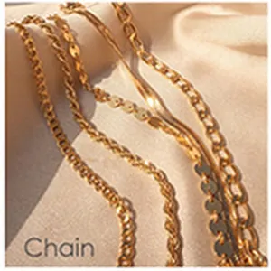 Gros plan de colliers en chaîne dorée en acier inoxydable de styles variés.