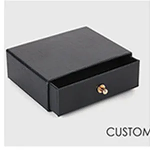 Boîte cadeau à bijoux noire premium avec finition texturée et bouton doré