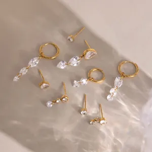 Gros plan de boucles d'oreilles en acier doré 18K con pampilles en zircone claires