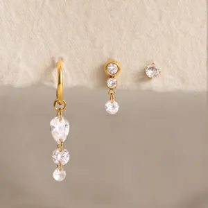 Lot de trois boucles d'oreilles en acier inoxydable plaqué or 18 carats avec zircons