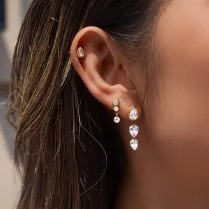 Élégantes boucles d'oreilles en acier plaqué or 18K avec pampilles en zircone claire