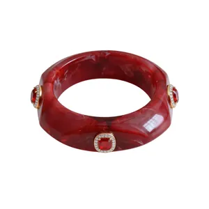 Opvallende rode marmeren hars armband met vierkante rode edelsteen zettingen