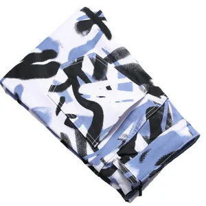 Jean skinny extensible à imprimé graffiti pour homme en bleu et noir tendance.