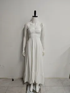 Robe longue blanche d'été élégante à bretelles nouées avec buste plissé et ourlet volanté
