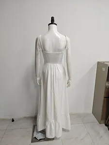 Dos d'une robe longue blanche à bretelles nouées avec détails smockés.