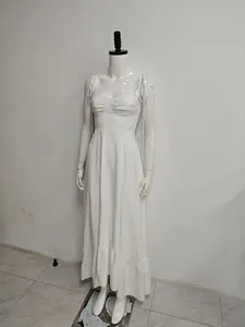 Vue détaillée d'une élégante robe longue blanche avec bretelles nouées et plis