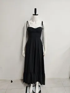 Robe longue noire élégante à fines bretelles, buste plissé et ourlet à volants.