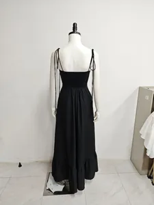 Vue arrière d'une robe longue noire à bretelles nouées et dos froncé