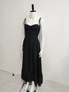 Robe longue noire à fines bretelles avec buste froncé et ourlet à volants chic