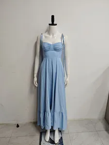 Robe longue bleu clair élégante à bretelles spaghetti, buste froncé et ourlet à volants