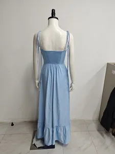 Vue arrière d'une robe maxi bleue à bretelles avec bustier froncé et bord volanté