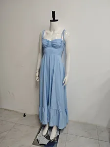Élégante robe longue bleu clair à fines bretelles et buste plissé sur mannequin
