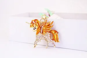 Vue détaillée d'un porte-clés cheval volant en émail orné de strass brillants et dorés