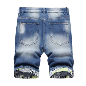 Pantaloncini di jeans strappati da uomo in lavaggio azzurro con risvolto grafico.