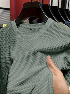 Detailansicht der Textur des Herren-T-Shirts aus Eisseide-Mesh in Graugrün