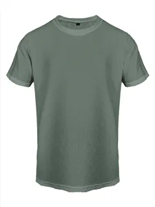 Nahaufnahme des atmungsaktiven grünen Mesh-Eisseidengewebes bei Herren-Kurzarm-T-Shirts
