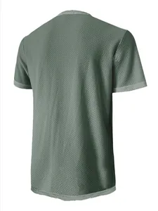 Rückansicht eines atmungsaktiven Herren-Mesh-T-Shirts aus Eisseide in Dunkeloliv.