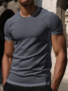 Detailansicht der grauen Mesh-Eisseide-Textur dieses schmal geschnittenen Herren-T-Shirts