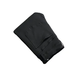 Jean en denim noir extensible pour homme, coupe ajustée, présenté plié sur fond blanc uni