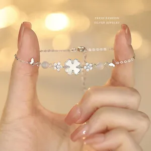 Raffinato bracciale elegante in argento S925 con quadrifoglio, fiori e farfalle.