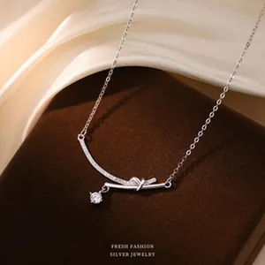 Primo piano di collana minimalista in argento sterling S925 con barra curva e nodo