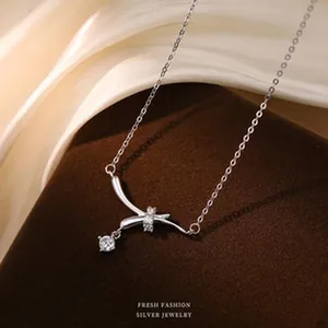 Primo piano di una collana minimalista in argento sterling S925 con pendente in zircone cubico.