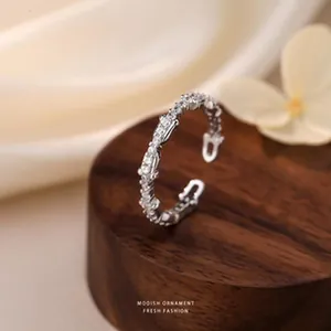 Primo piano di un delicato anello in argento 925 con scintillanti pietre di zircone