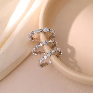 Elegante primo piano di anelli in argento s925 con motivi di stelle e fiori e zirconi lucenti.