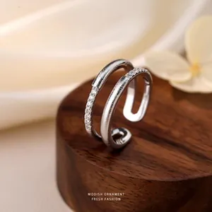 Elegante anello a doppio strato in argento sterling S925 con strass brillanti.