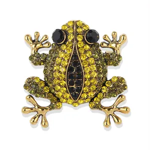 Gros plan d'une broche grenouille vintage ornée de strass jaunes et noirs brillants