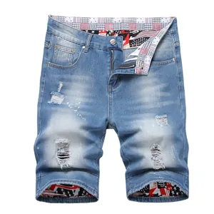 Short en jean bleu clair pour homme avec déchirures, éclaboussures et doublure à motif chic.